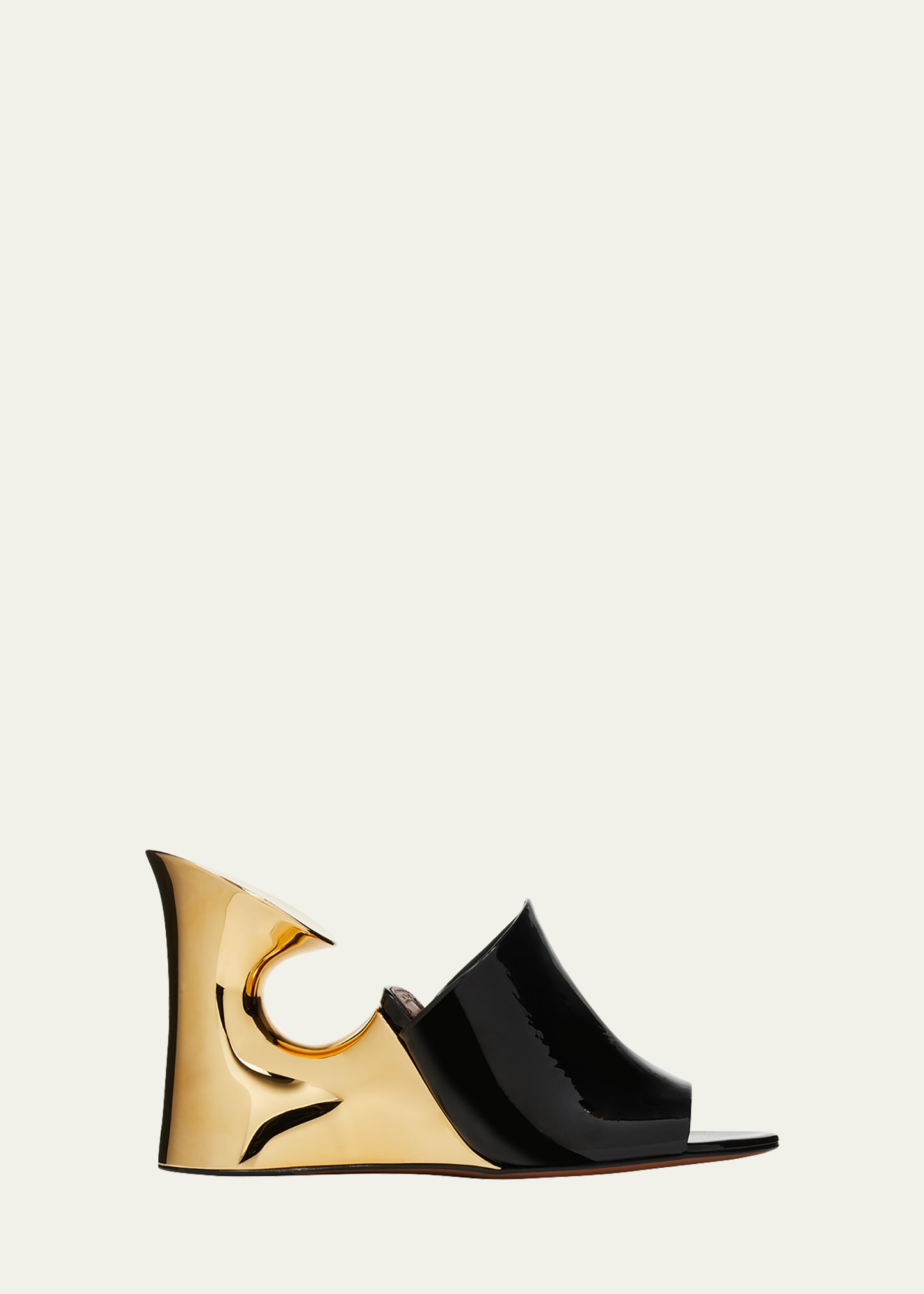 Alaïa La Sculpture Patent Leather Sandals In Or/noir