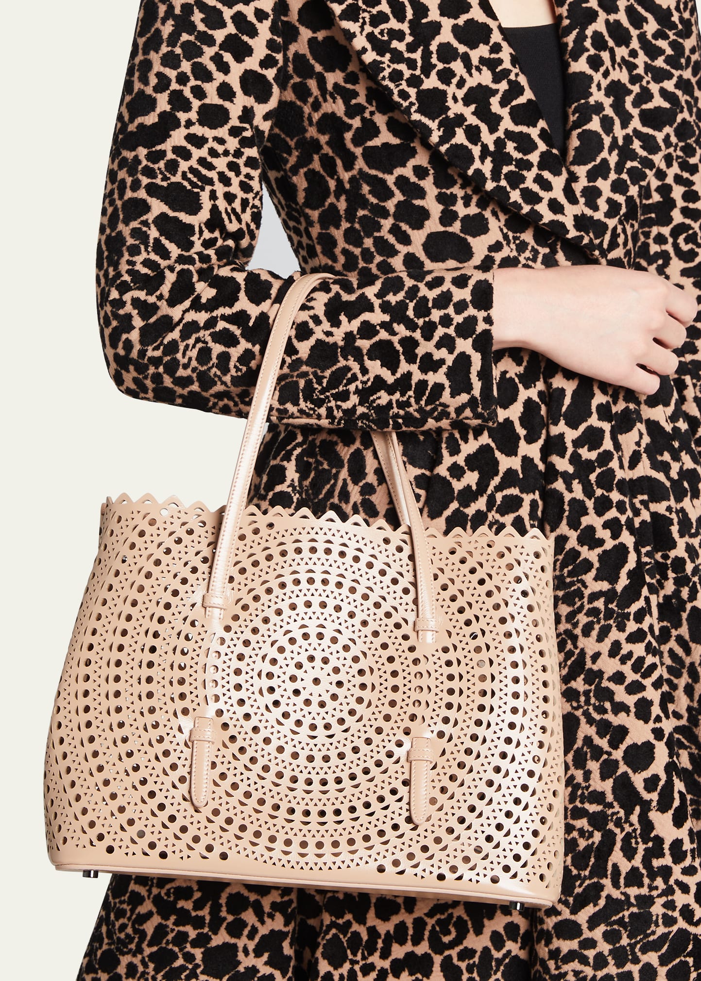 【24SS NEW】ALAIA / MINA 32 PERFORATED VIENNE トートバッグ ALAÏA BLACK NEO MINA 32 BAG IN VIENNE CALFSKIN |ALAÏA US