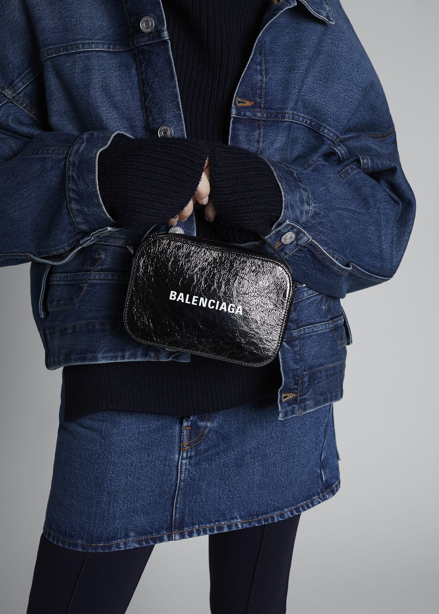 Balenciaga everyday xs shops camera bag