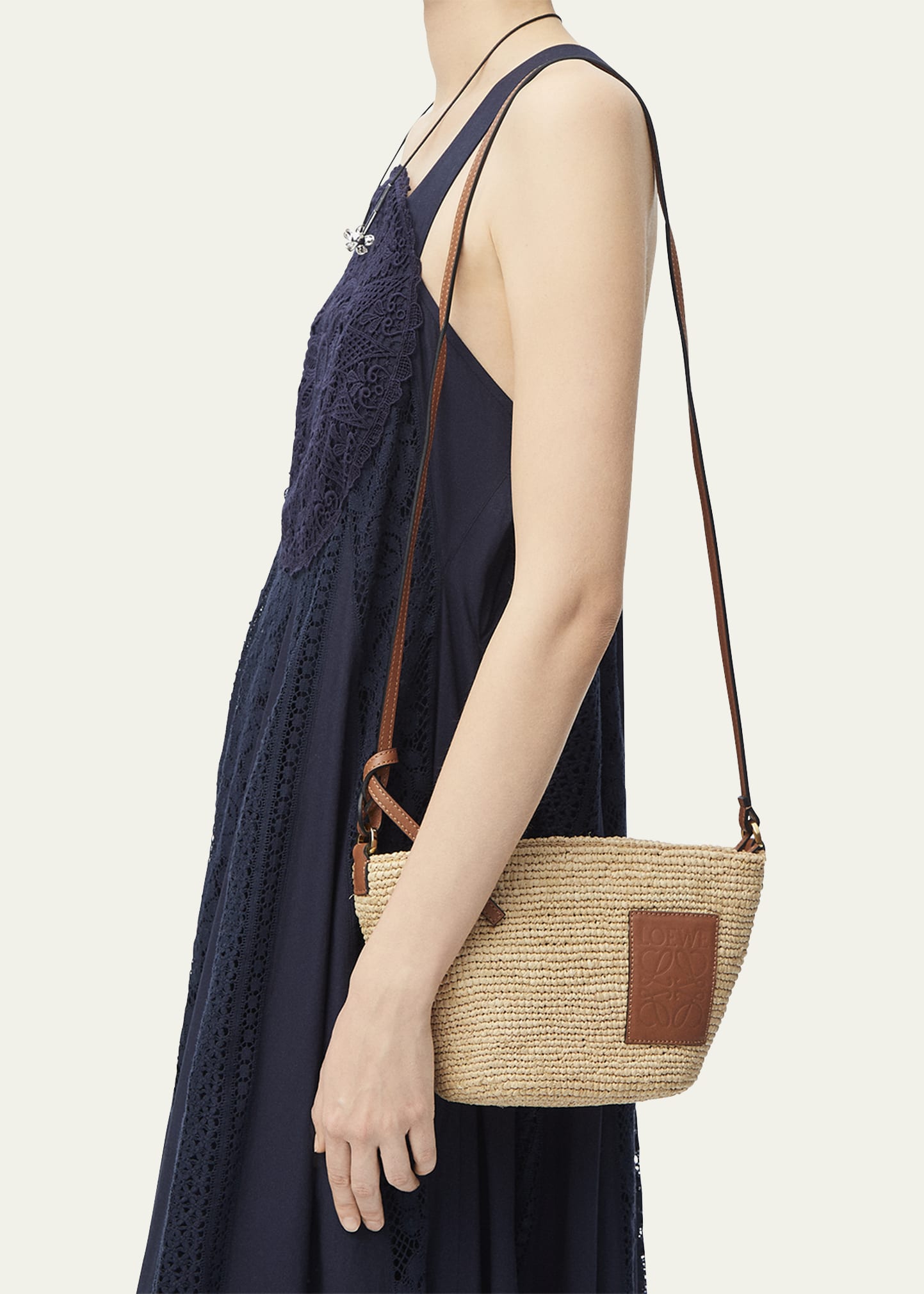 LOEWE直営2025春夏PAULA'S IBIZA Raffia Pochette クロスボディ Loewe x Paula's Ibiza Pochette Medium Raffia Crossbody Bag