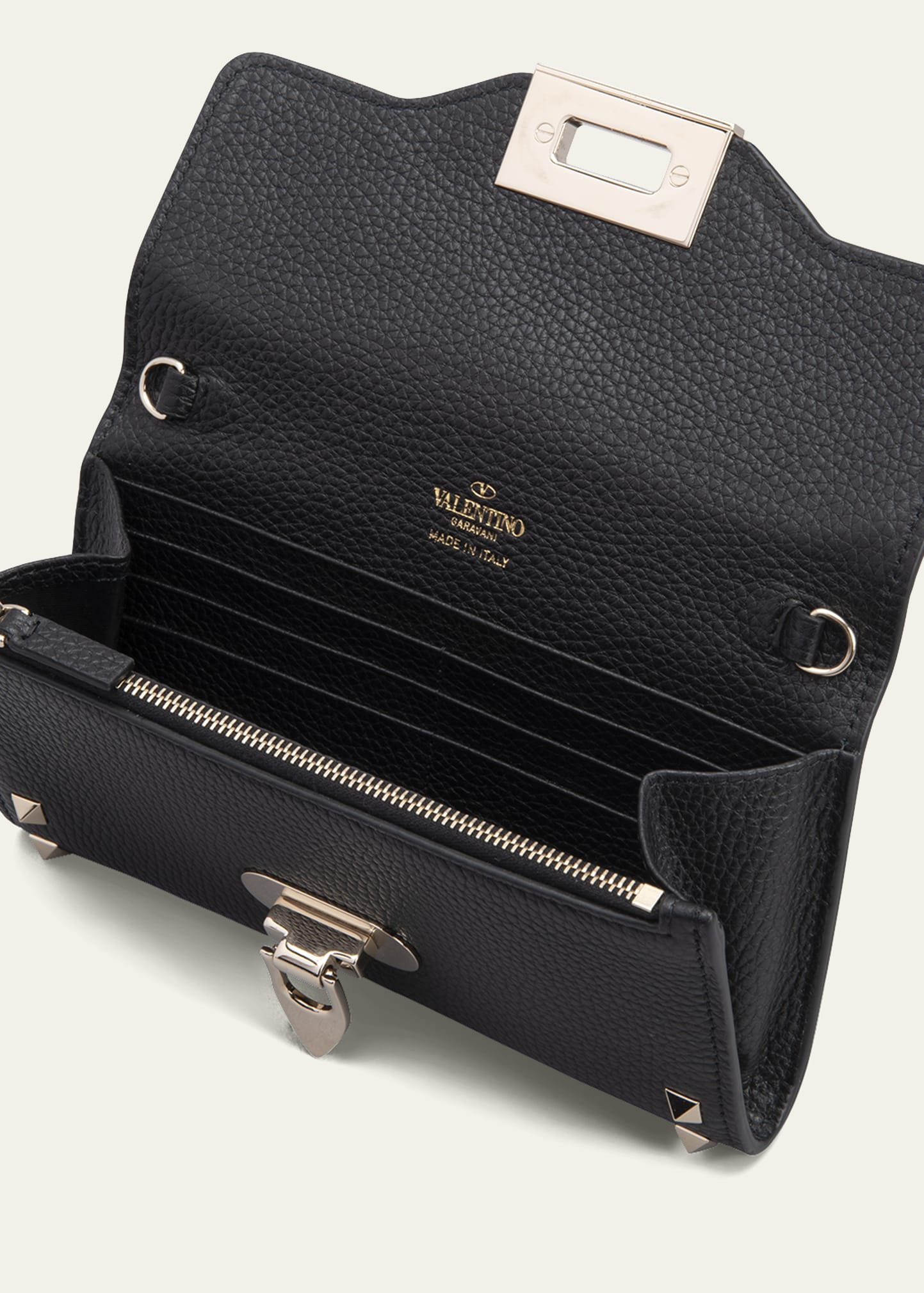 【VALENTINO】 ROCKSTUD CHAIN WALLET Valentino Garavani Rockstud Wallet with Chain in Grainy