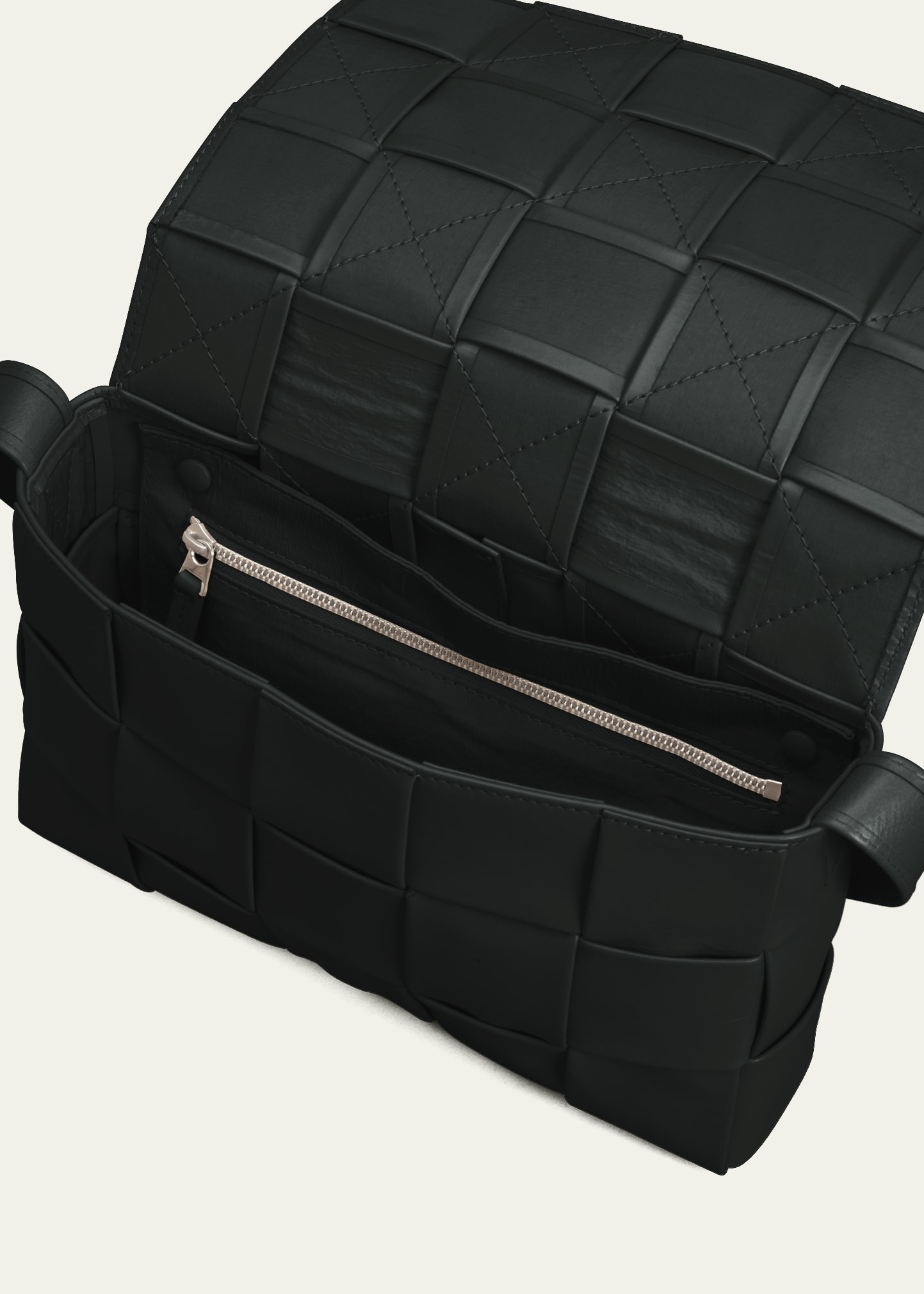【BOTTEGA VENETA】CASSETTE TRAVEL BAG Bottega Veneta Men's Leather Cassette Crossbody Bag
