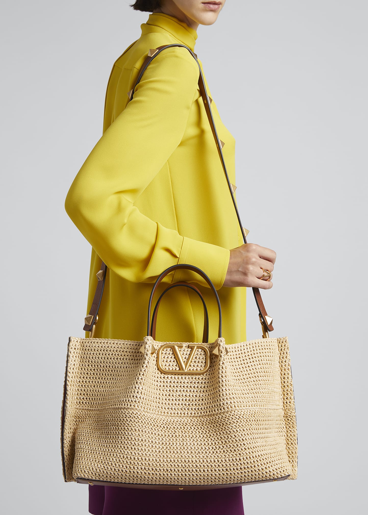 VALENTINO のポーチ♪★ ROMAN STUD ★【ラフィア】 Valentino Garavani Roman Stud Embellished Raffia Shoulder