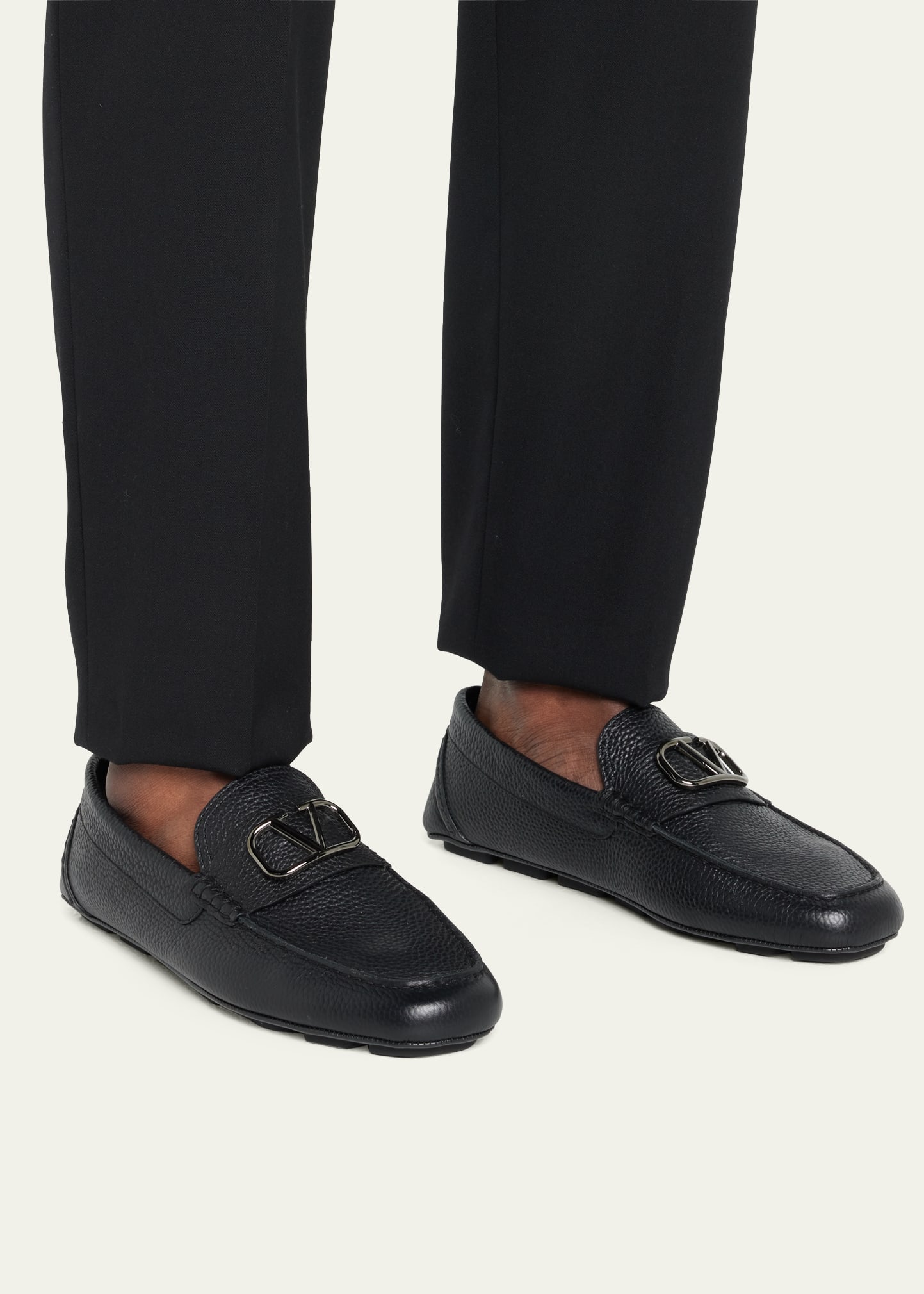 【関税＆送料込み】Valentino Garavani Valentino Garavani 'V Valentino Garavani Men's V-Logo Leather Drivers - Bergdorf