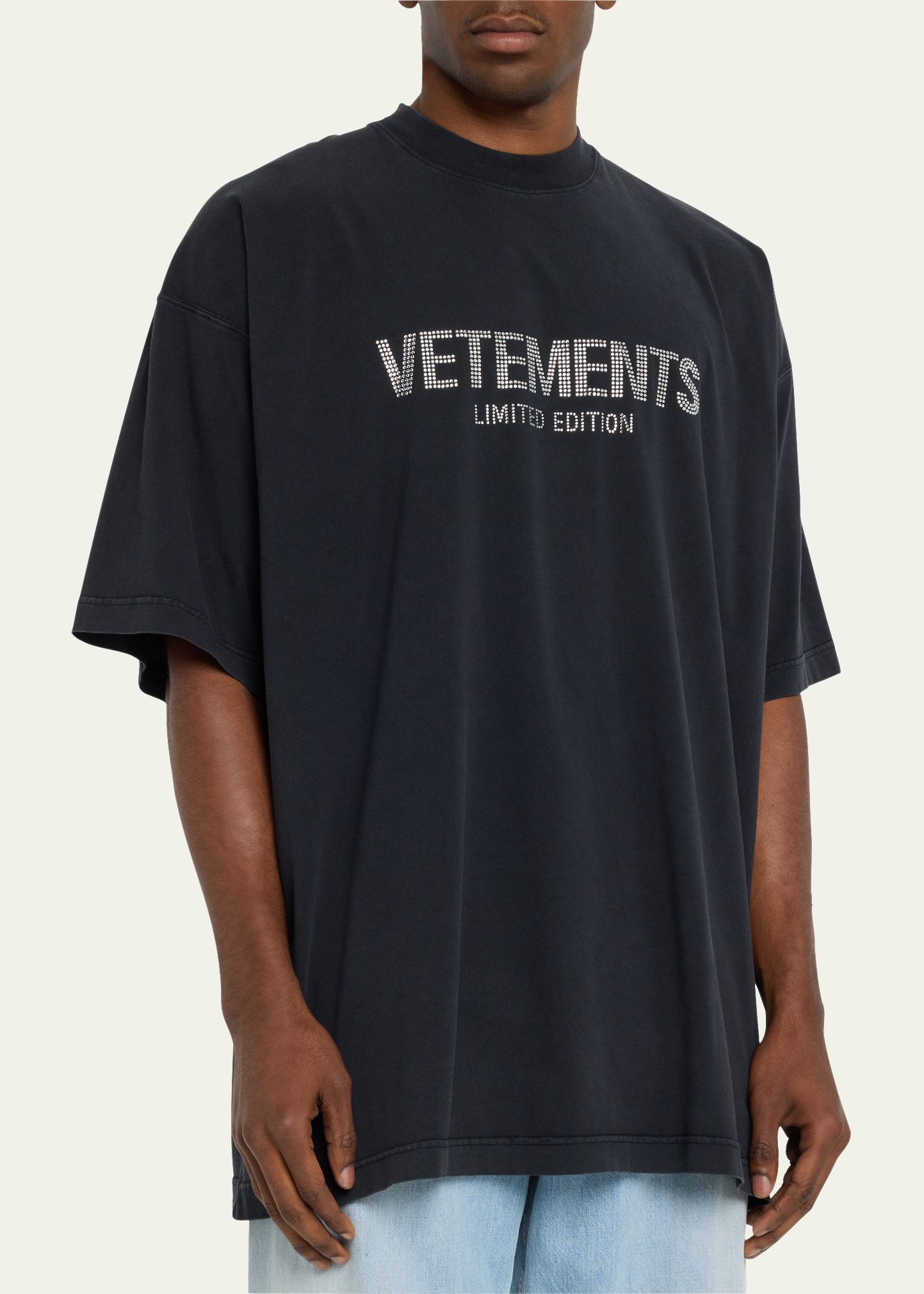[VETEMENTS]CRYSTAL Tシャツ VETEMENTS Crystal Limited Edition T-shirt in Washed Black | FWRD