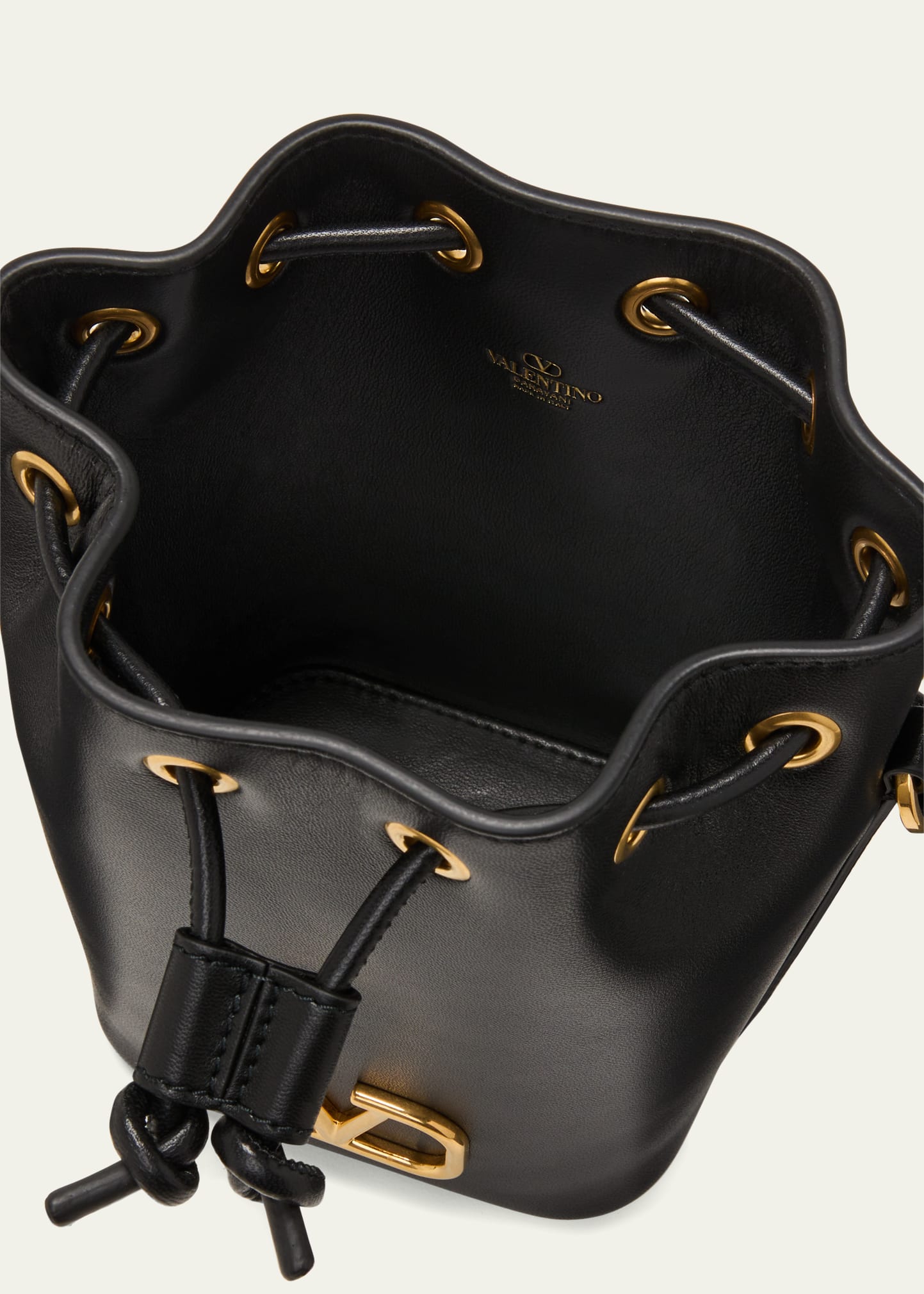 ショルダーバッグ・ポシェット VALENTINO Black VLogo Chain Mini Bucket Bag P0T83 HPF 0NO Valentino Garavani - VLogo Signature mini bucket bag black