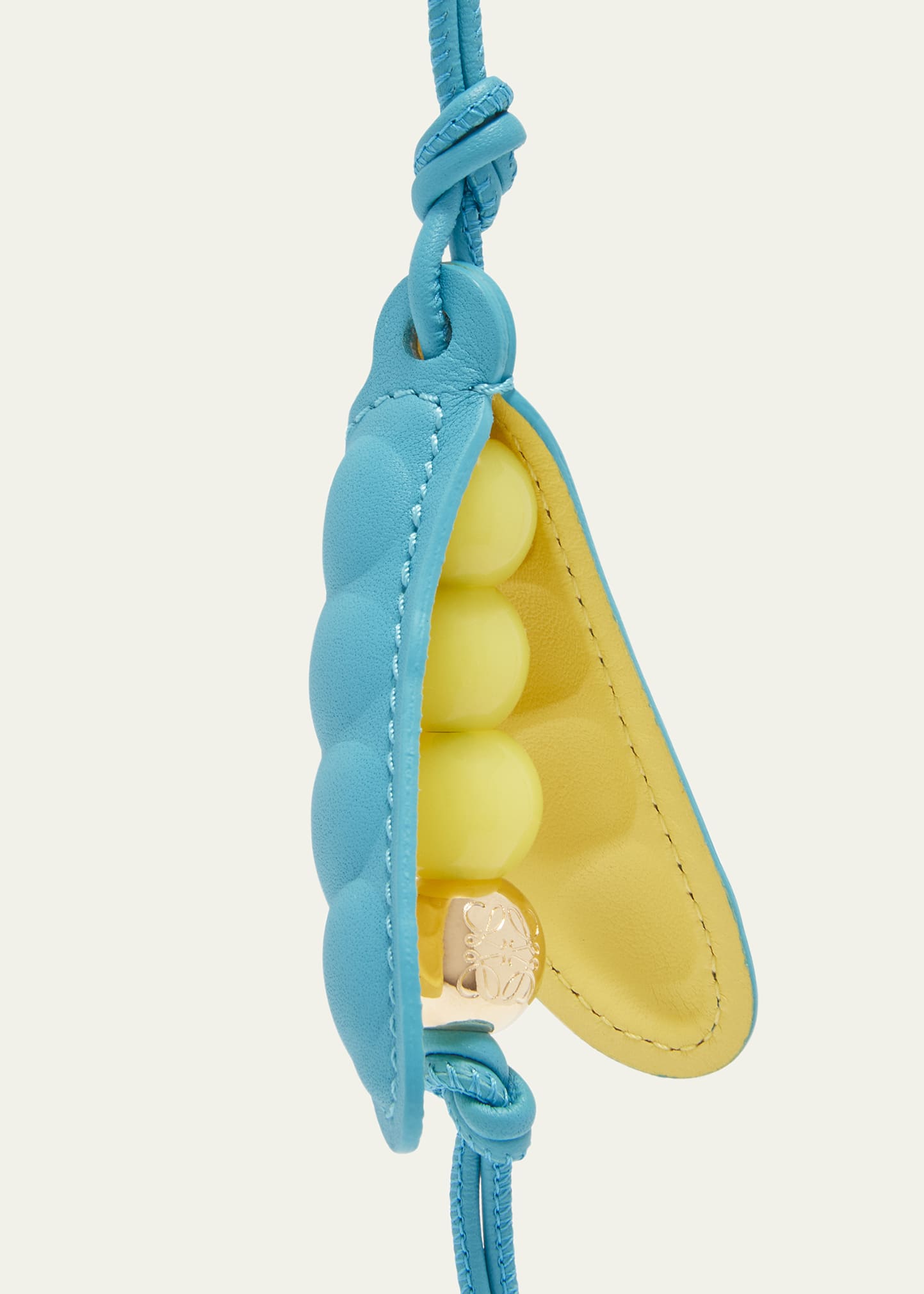LOEWE Pea Pod ロエベ　ピーポッド　チャーム 完売品 美品 LOEWE Pea Pod ロエベ ピーポッド チャーム 完売品 美品 - メルカリ