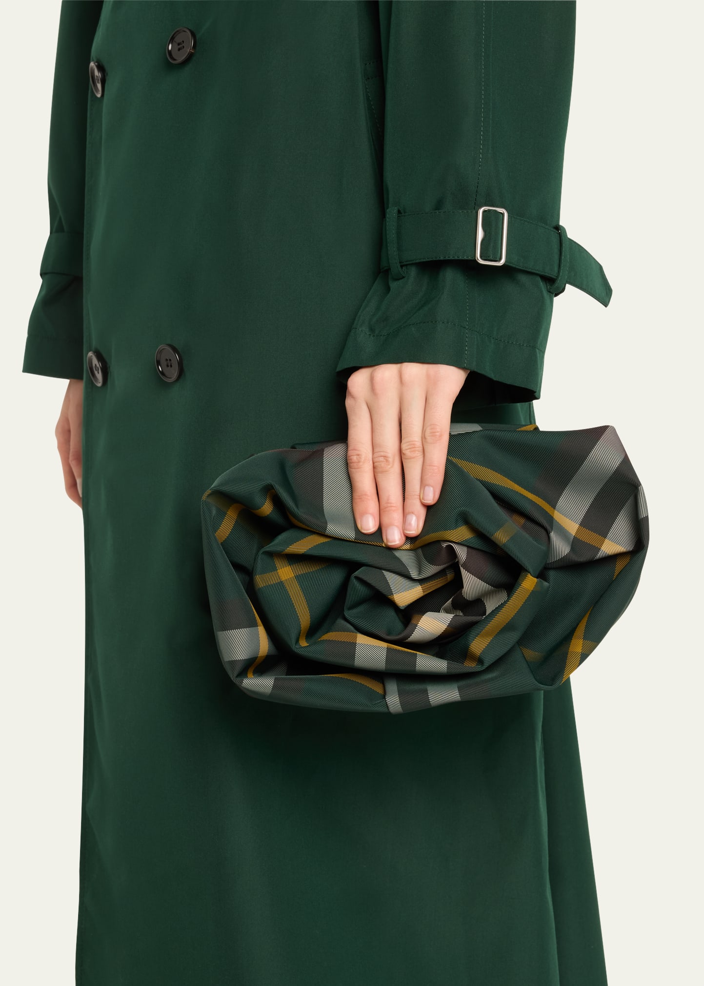 【送料&関税込】Burberry Rose Checkered Ruched Clutch Bag bg_4718989_100050_a