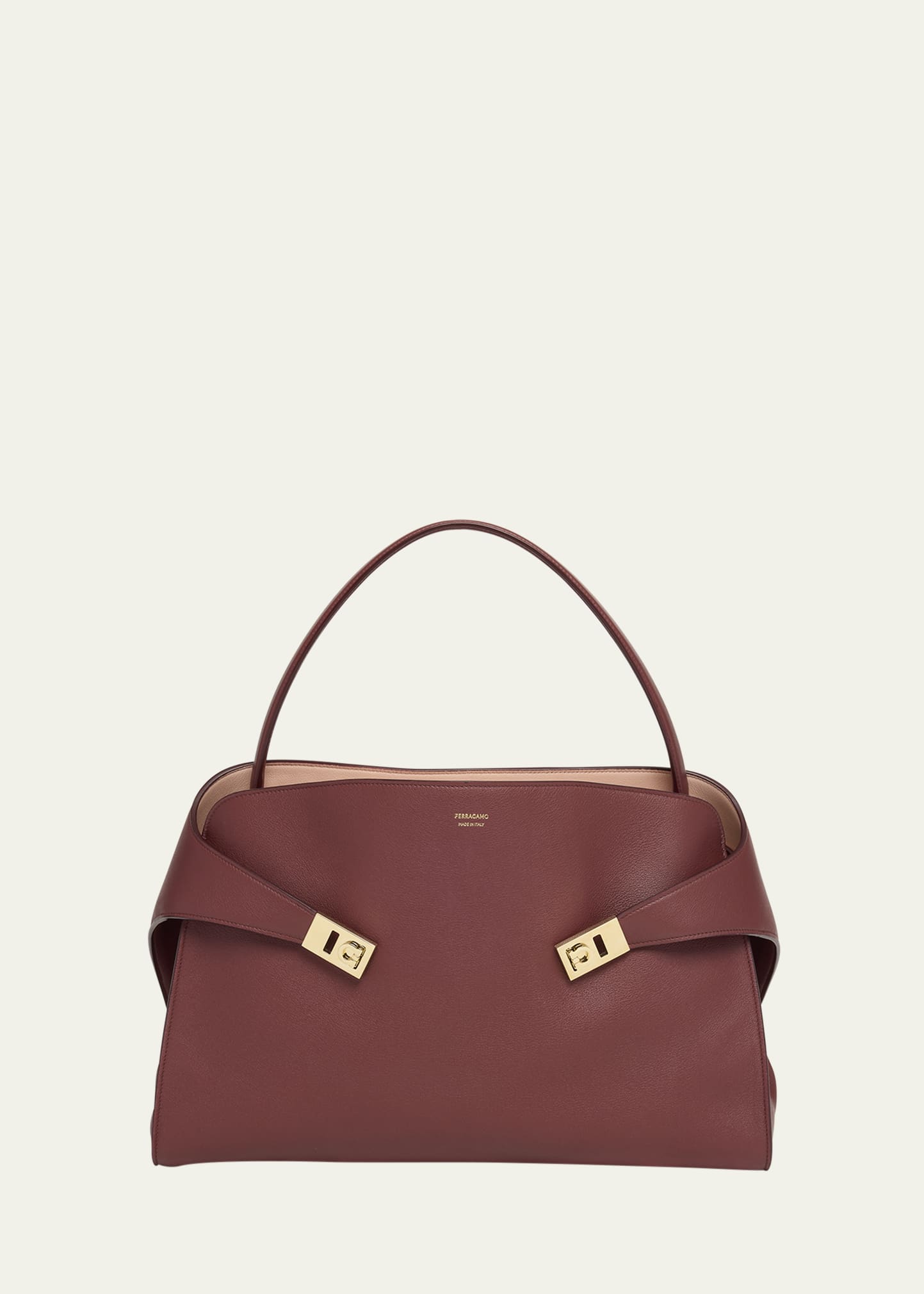 【送料&関税込】Ferragamo Hug Large Mauve Handbag Hug ソフト クロスボディバッグ (XS) - ウィメンズ | Ferragamo