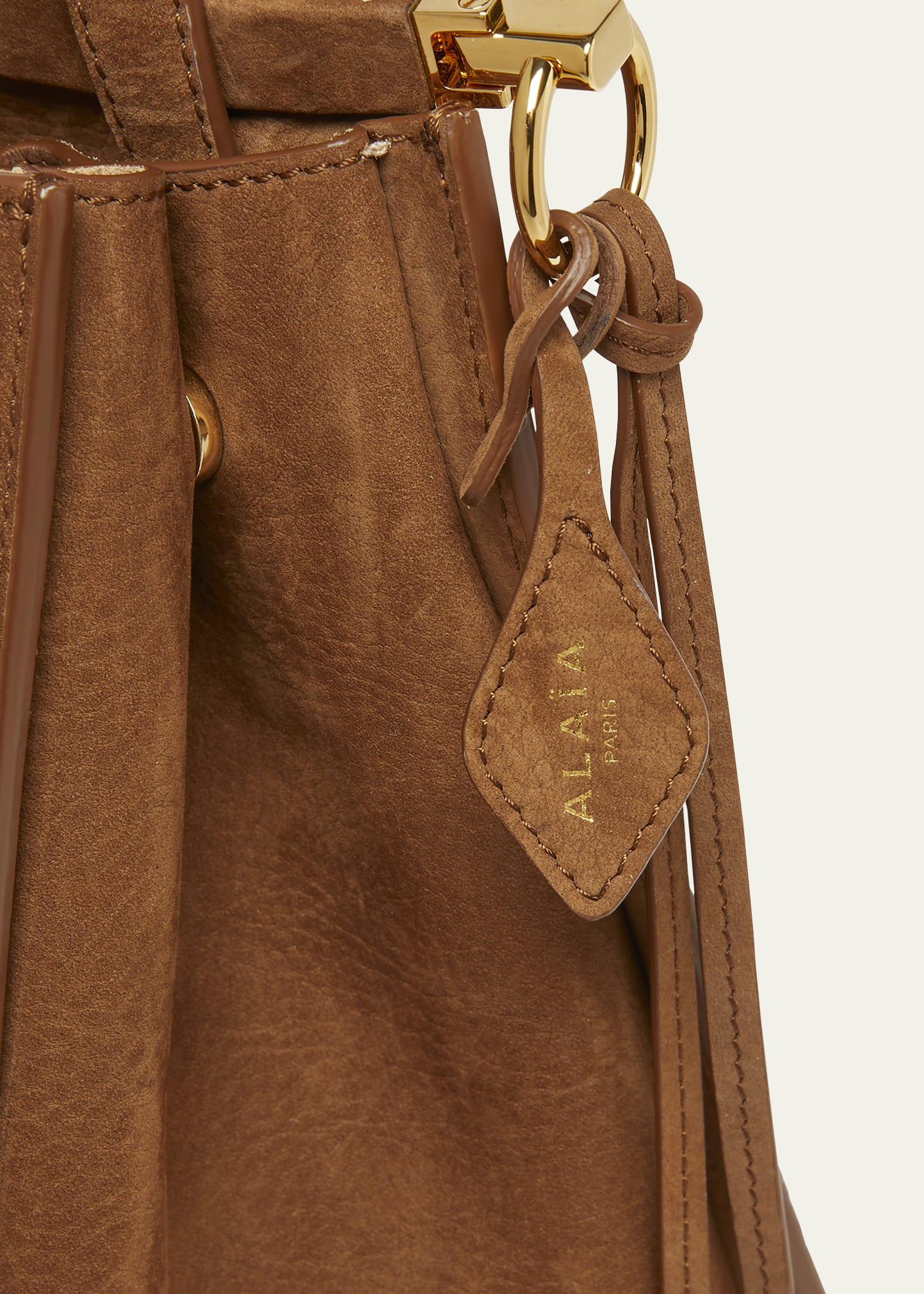 【ALAIA直営店】SAC LE CLICK MEDIUM SQUARE EN NUBUCK ALAÏA BROWN LE CLICK MEDIUM SQUARE BAG IN NUBUCK |ALAÏA US