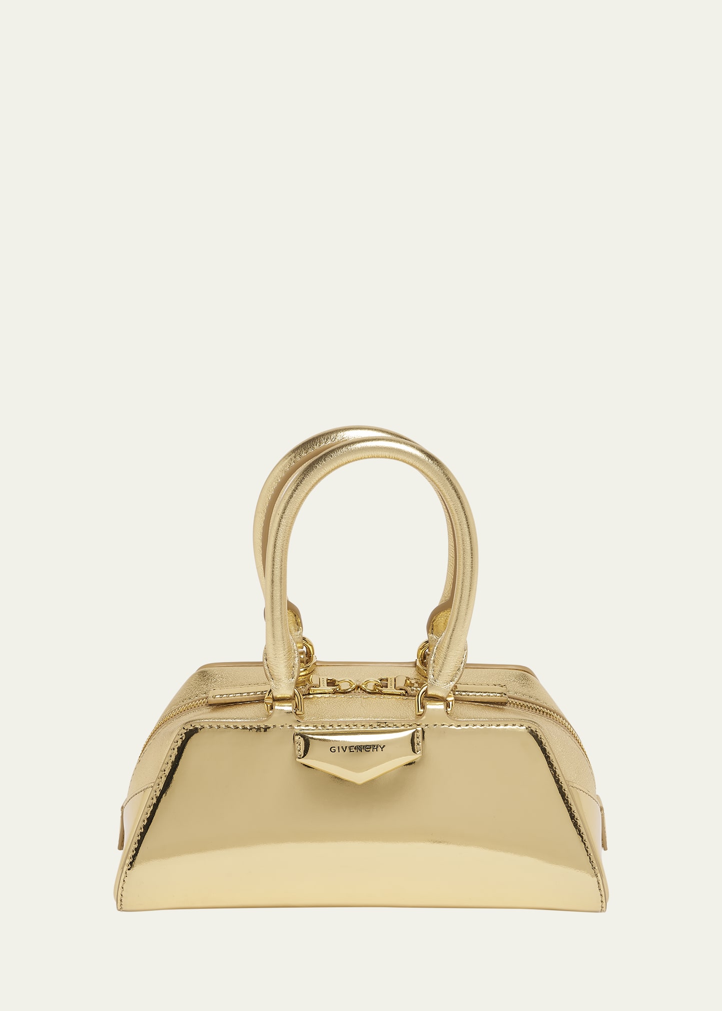 GIVENCHY（ジバンシィ）Antigona East-West スモールバッグ Small Antigona East-West bag in Box leather in - black