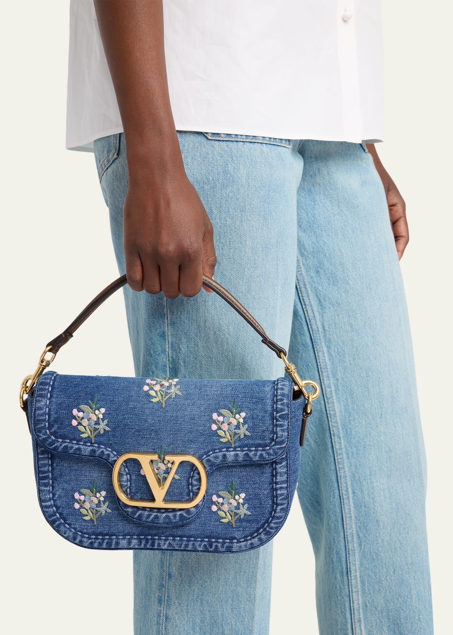No.14マクラメෆデニムカラーෆバッグhangingෆෆ Valentino Garavani Alltime Floral-Embroidered Denim Shoulder Bag