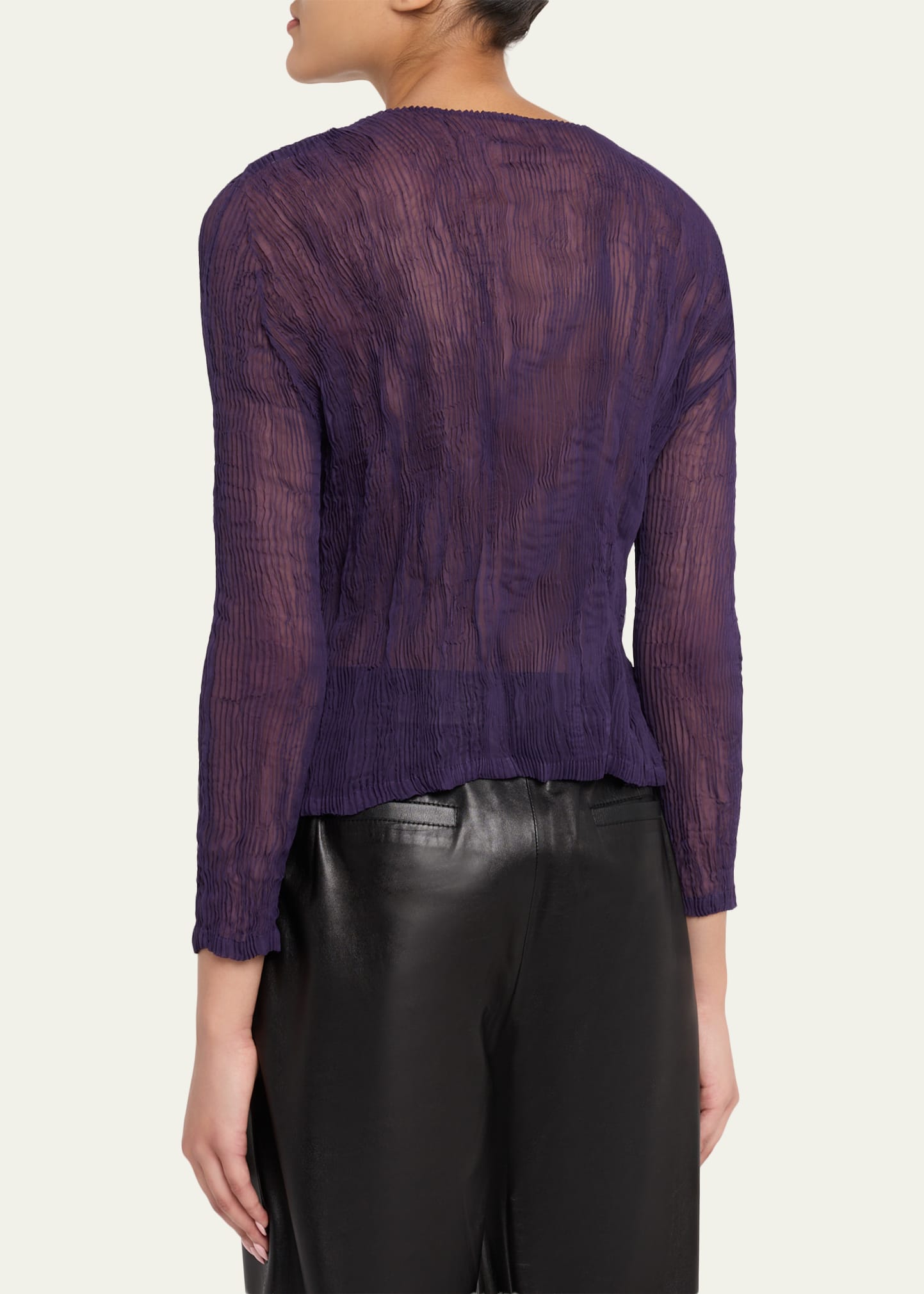 ISSEY MIYAKEのCHIFFON TWISTプリーツ、リバーシブル、黒紫 Issey Miyake Twisted Chiffon Plisse Cardigan - Bergdorf Goodman