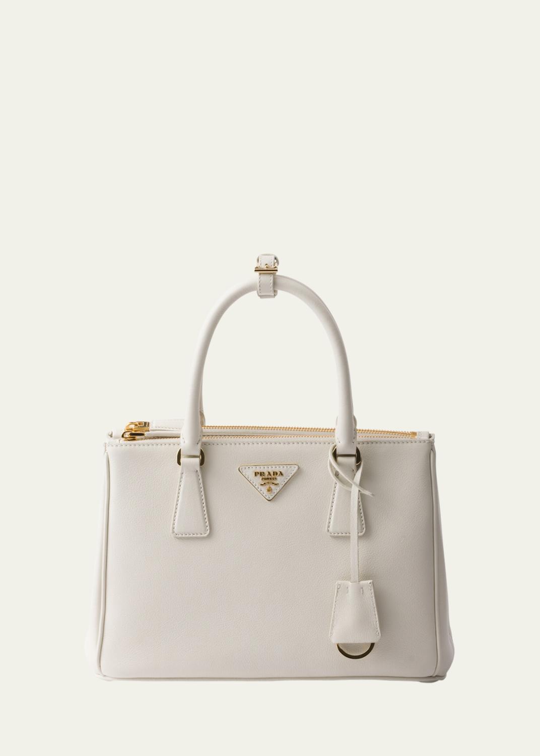 【品薄】PRADA キャンバス ハンドバッグ ホワイト(ホワイト×ネイビー)★ Prada Jardiniere Small Cotton Canvas Top-Handle Bag - Bergdorf Goodman