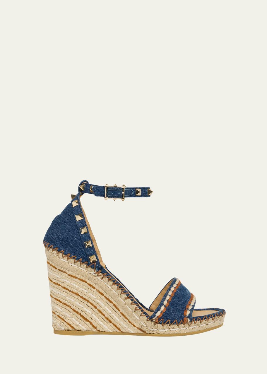 靴 VALENTINO 23.5 Poudre Valentino Garavani 105mm Rockstud Denim Wedge Espadrille Sandals
