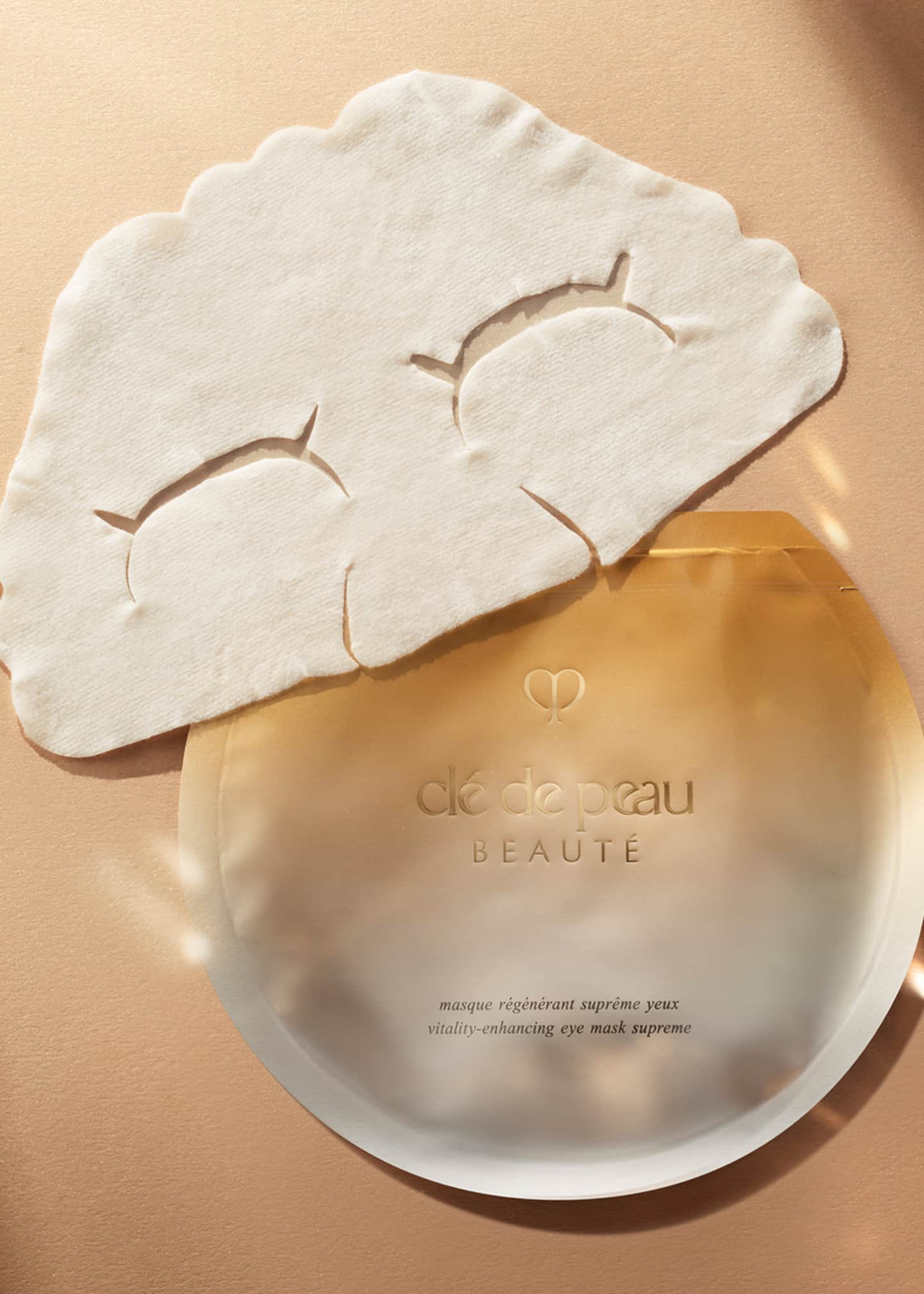 Cle de Peau Beaute Vitality-Enhancing Eye Mask Supreme, 6 sheets Image 4 of 4