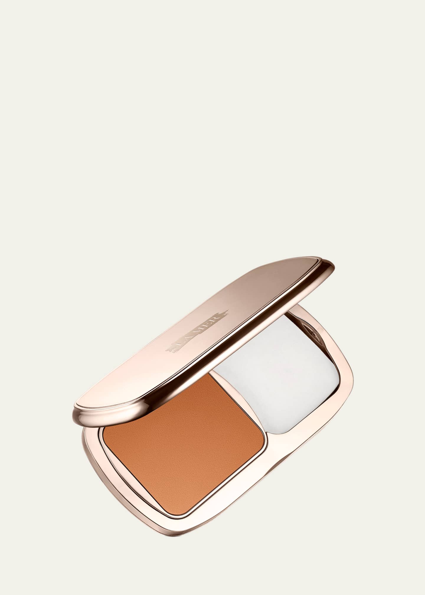 La Mer The Soft Moisture Powder Foundation Broad Spectrum SPF 30 Image 1 of 3