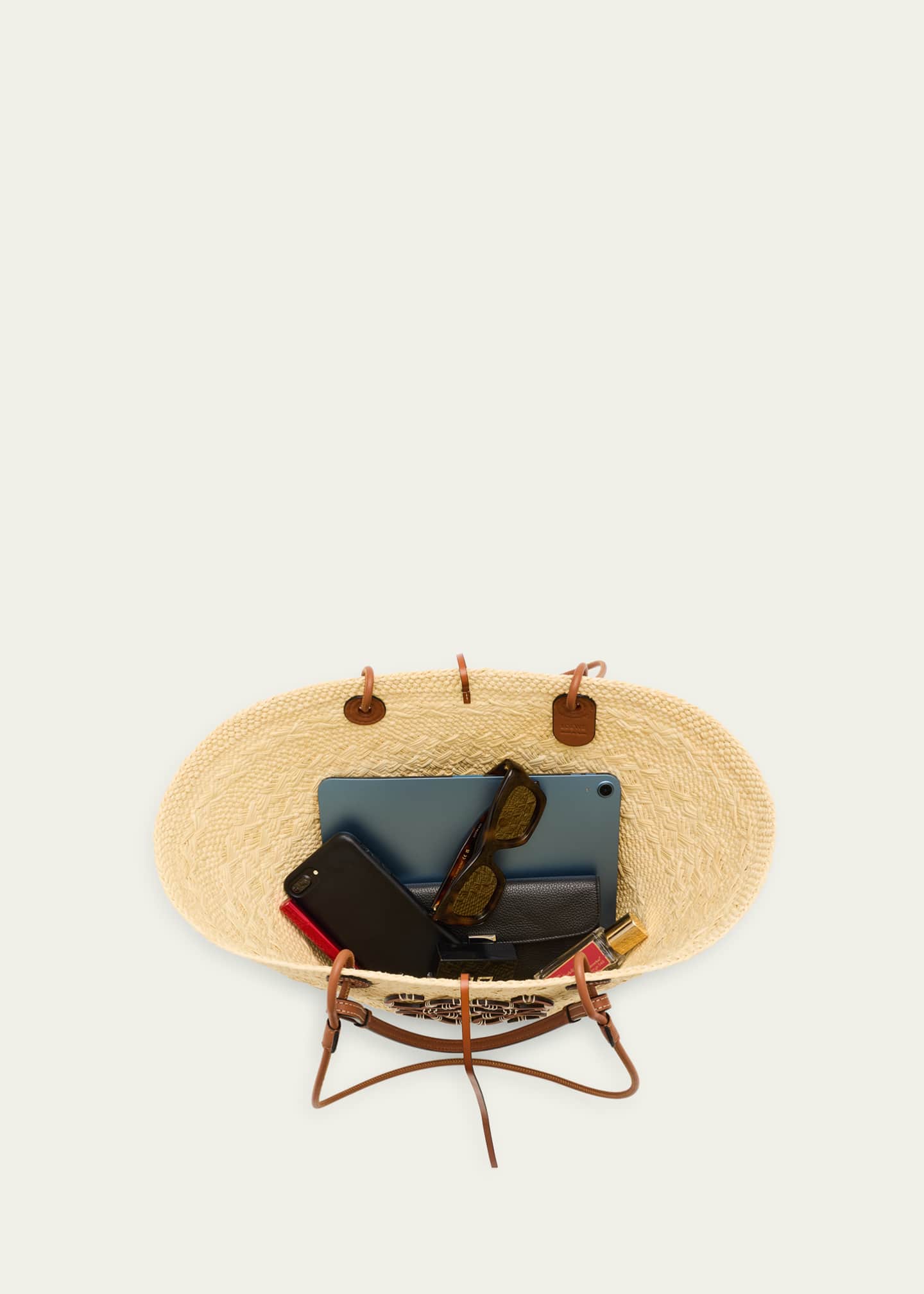 国内発 LOEWE x Paula's Ibiza Anagram バスケット ミディアム Loewe x Paula's Ibiza Anagram Basket Bag in Iraca Palm with