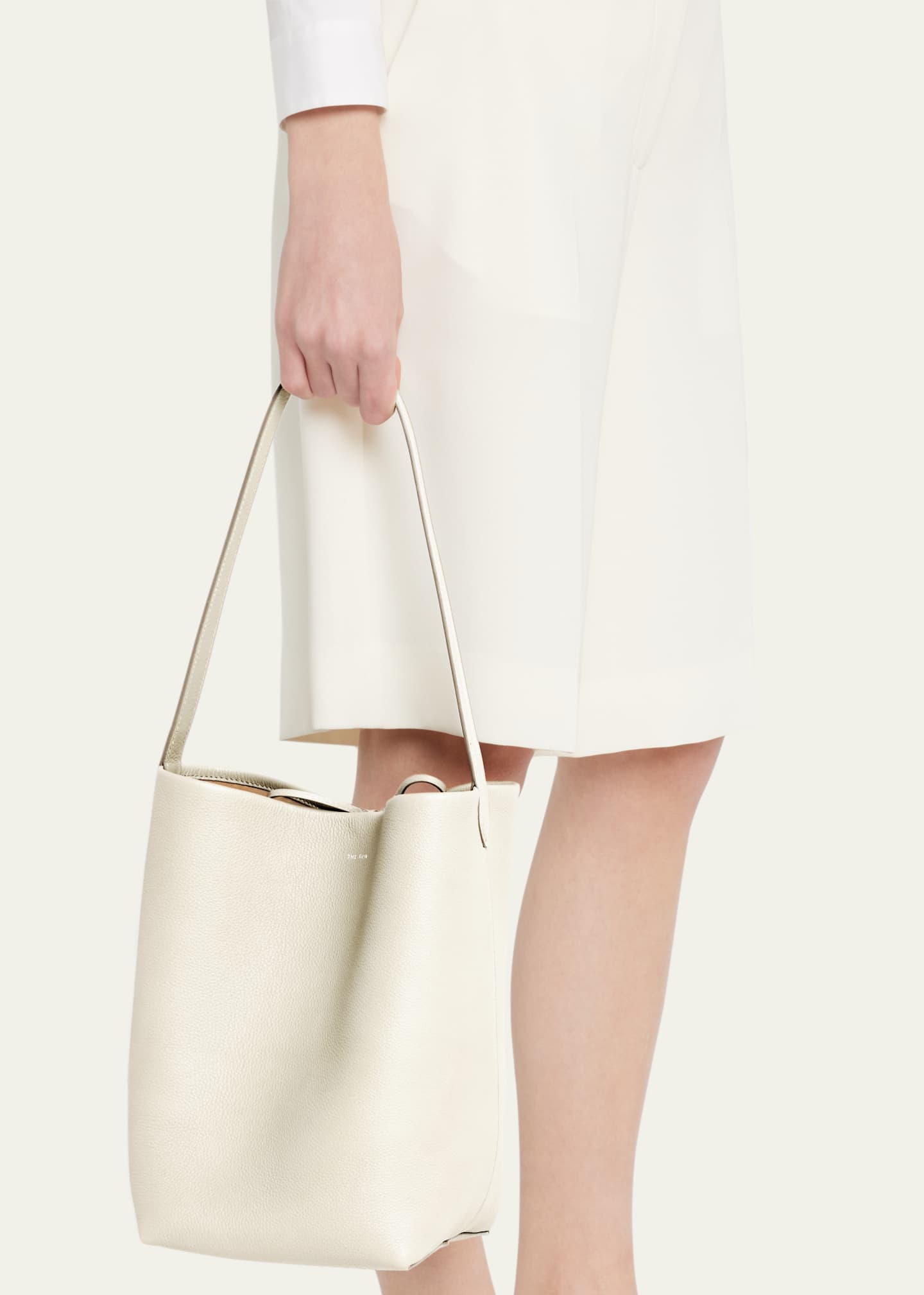 THE ROW N/S Park Tote Medium in Lux Grained Calfksin Image 2 of 5