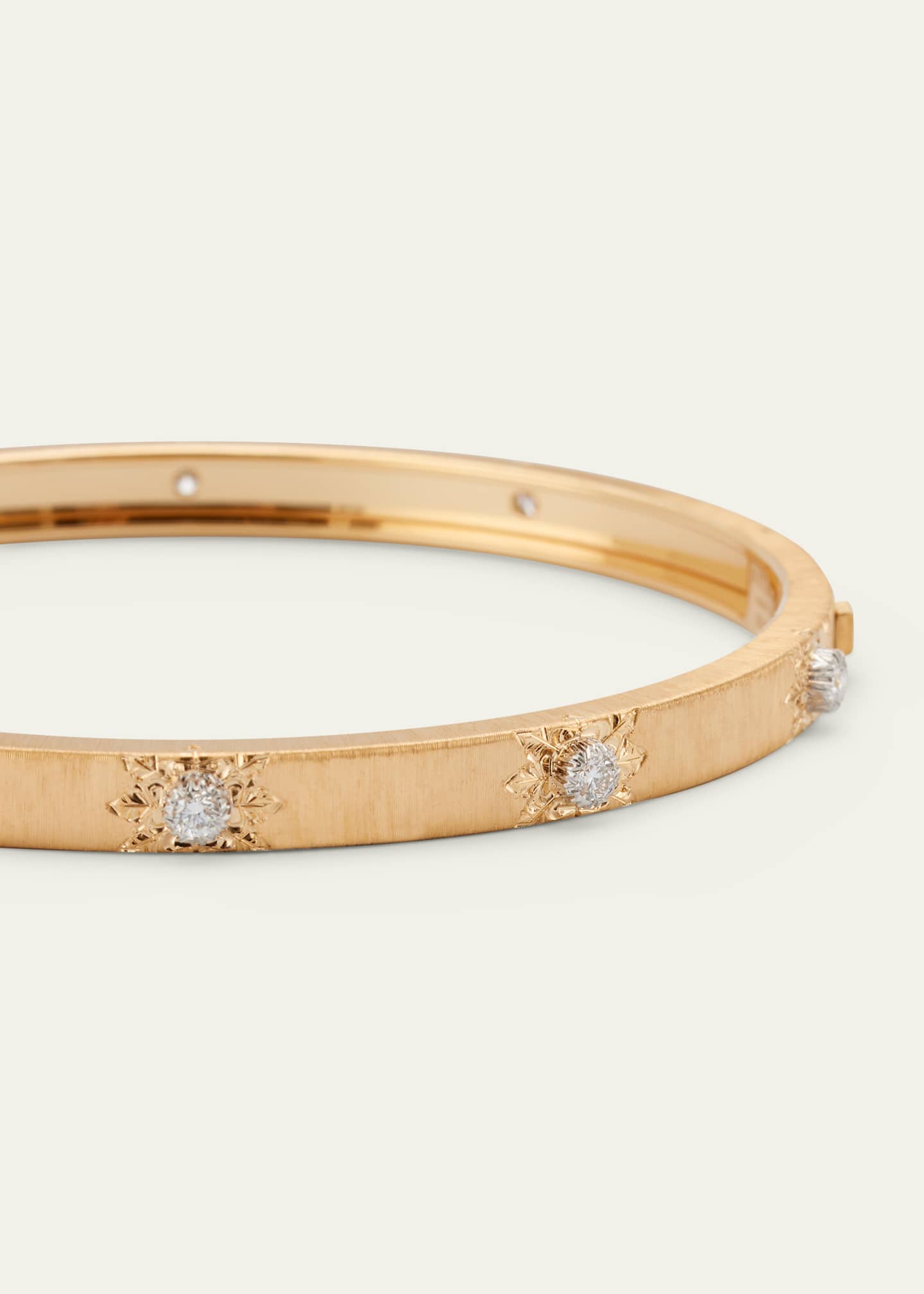 Buccellati Macri Classica Bangle, Yellow Gold, 5mm Image 3 of 4