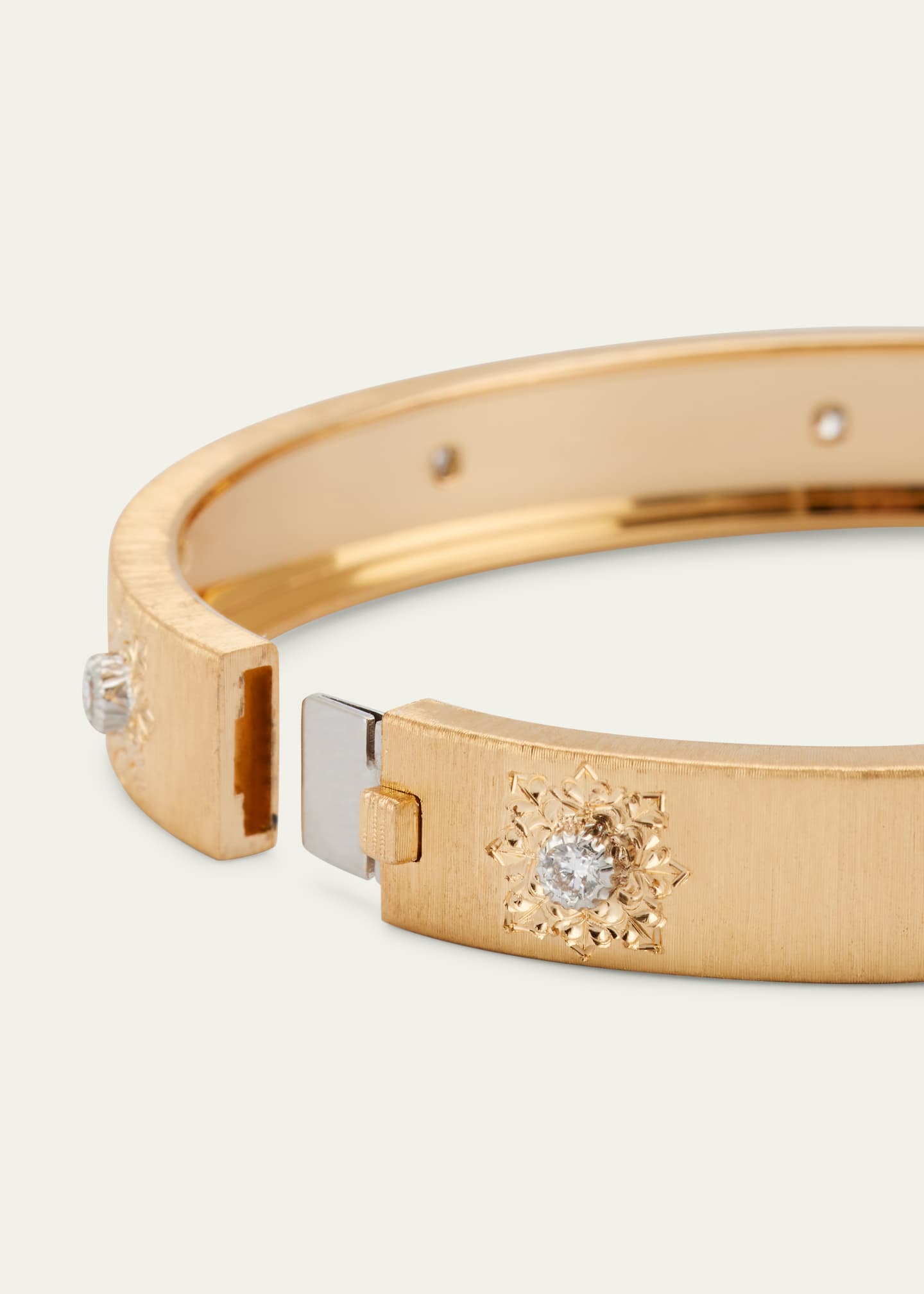 Buccellati Macri Classica Bangle, Yellow Gold, 8mm Image 4 of 4