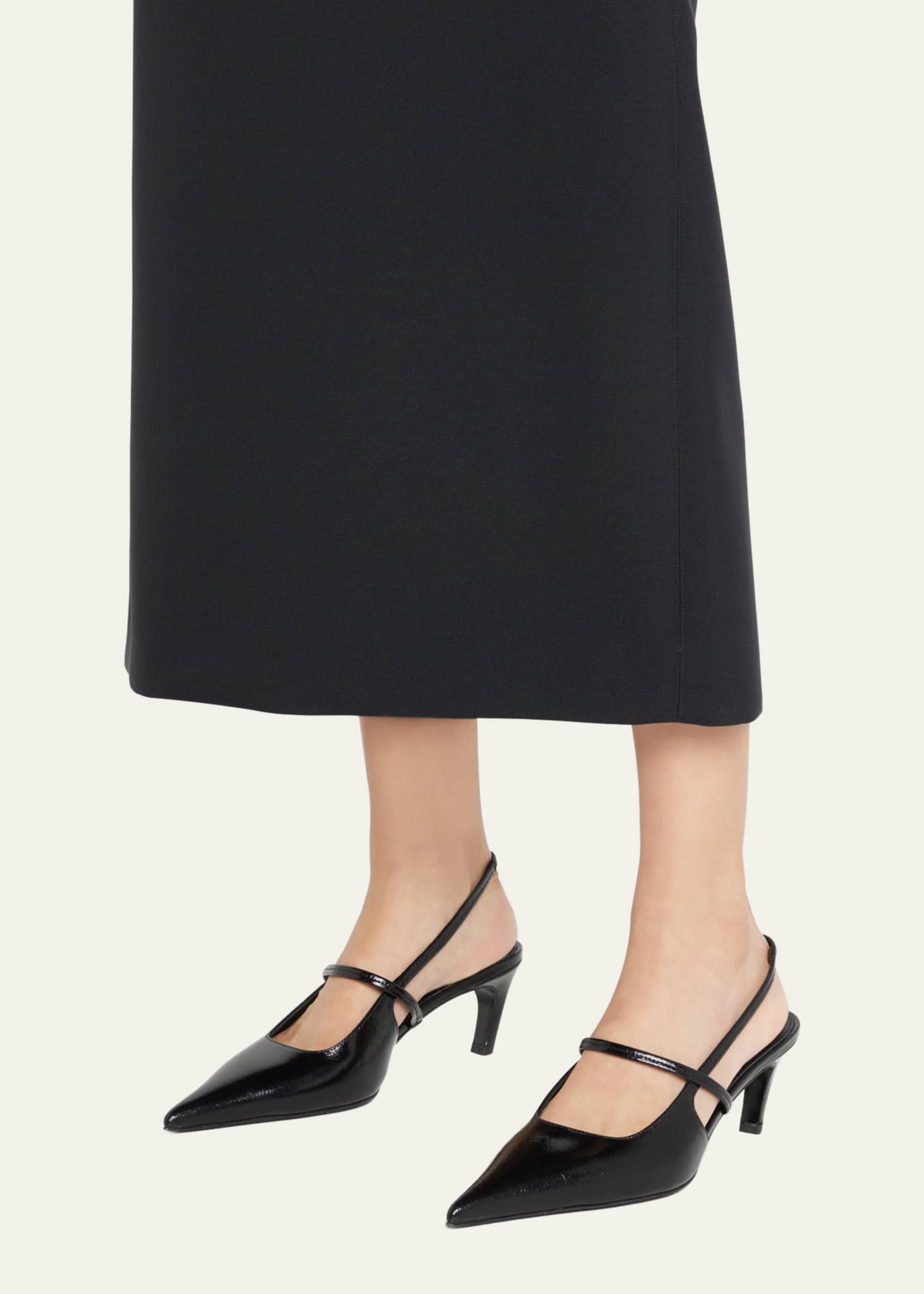 【TOTEME】シャープ ポインテッドトゥ ミュール Sharp patent leather wedge mules in black - Toteme | Mytheresa
