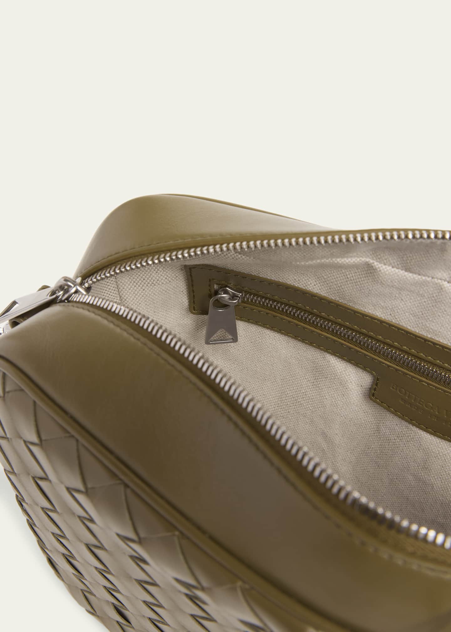 【BOTTEGA VENETA】INTRECCIATO MEDIUM CROSSBODY BAG Bottega Veneta Men's Intrecciato Medium Crossbody Bag