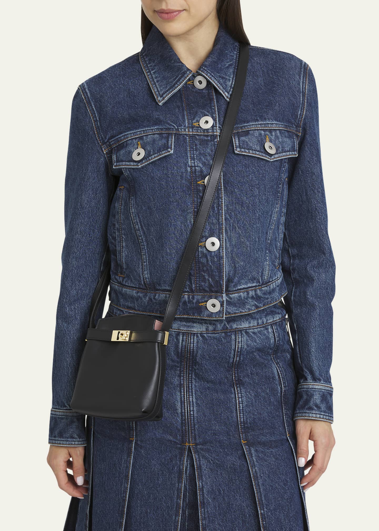 【関税込み】Ferragamo ブラック ミニ Hug Bicolor バッグ Ferragamo Mini Hug Bicolor Leather Crossbody Bag - Bergdorf