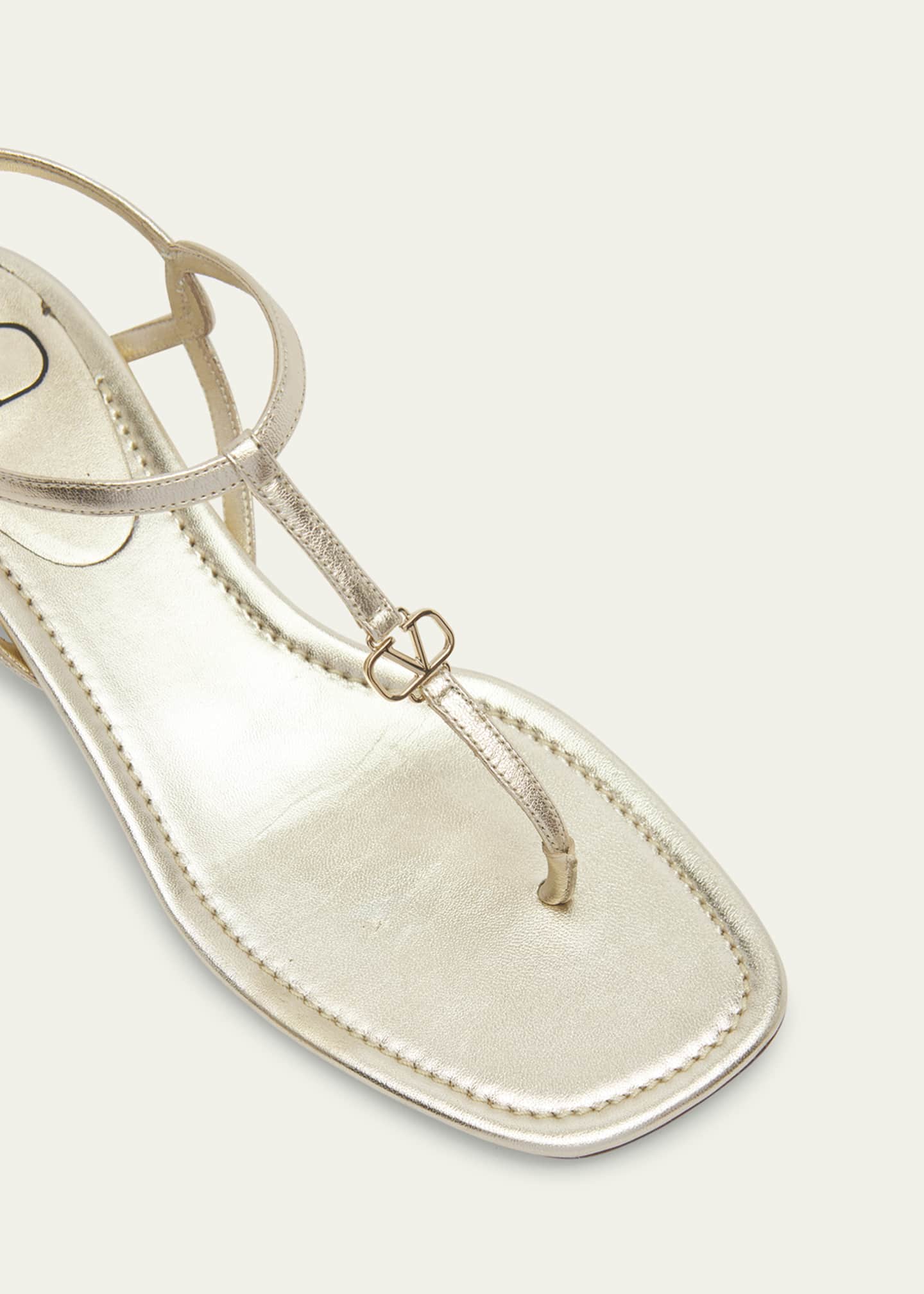 VLogo metallic leather thong sandals
