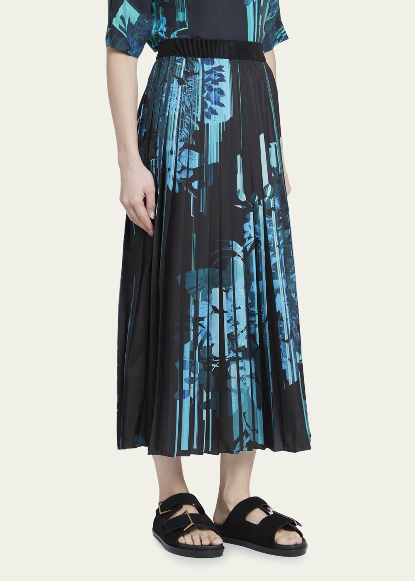 Pleated maxi store skirt printed