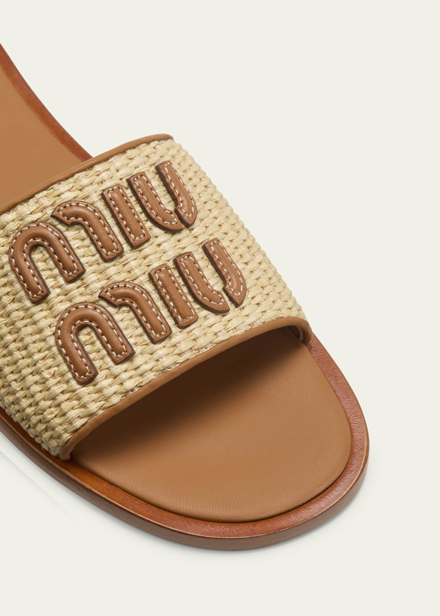 サンダル・ミュール MIU MIU Raffia And Leather Slippers Logo leather-trimmed raffia sandals in beige - Miu Miu