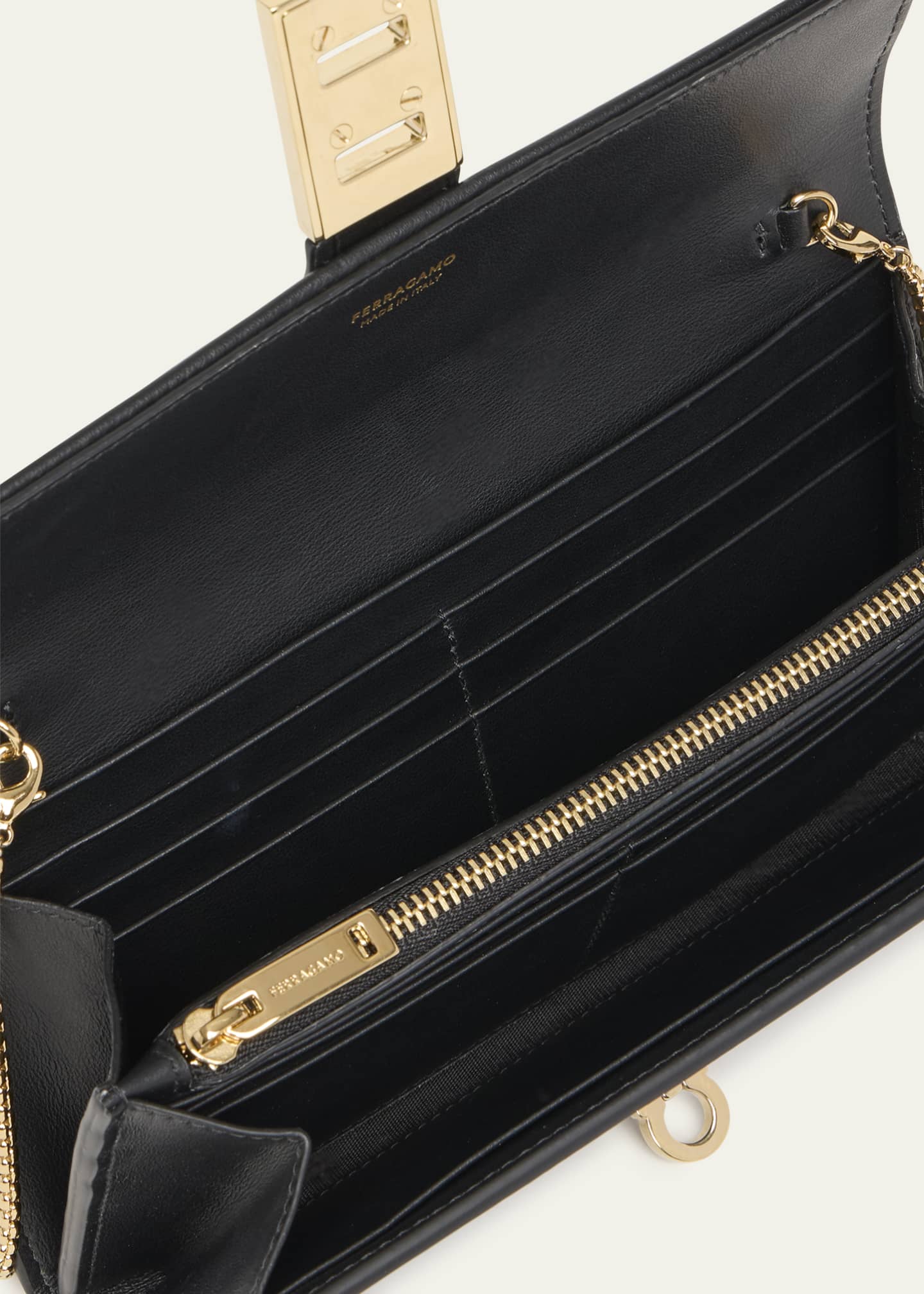 【関税込み】FERRAGAMO LUX GOLD' WALLET ON CHAIN Hug wallet with chain - Women | Ferragamo