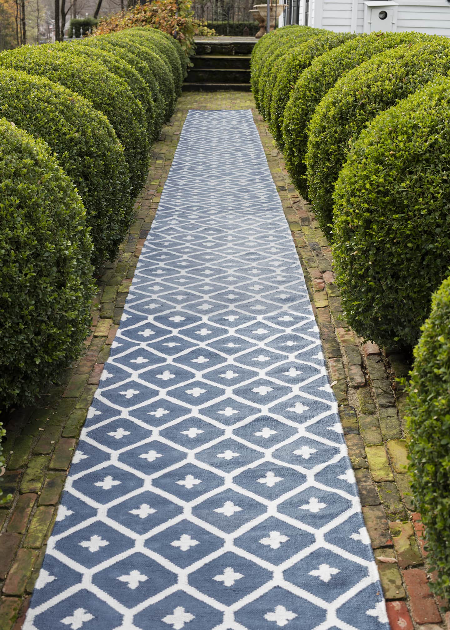 Annie Selke Elizabeth Navy Handwoven Indoor/Outdoor Rug, 4' x 6' Image 4 of 5