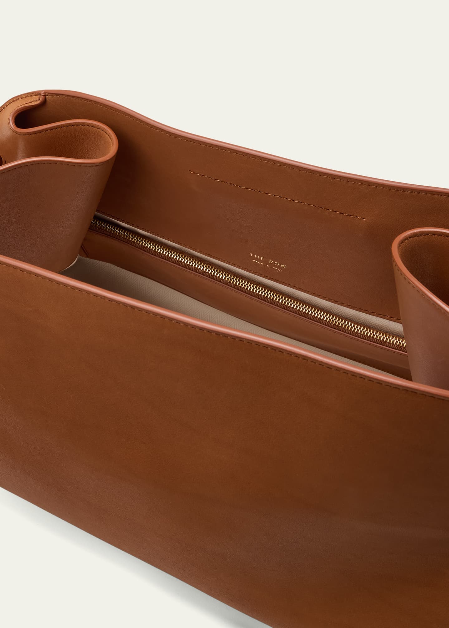 【The Row】クラッチバッグ Margaux EW Clutch ブラウン The Row Margaux EW Clutch in Leather | REVERSIBLE