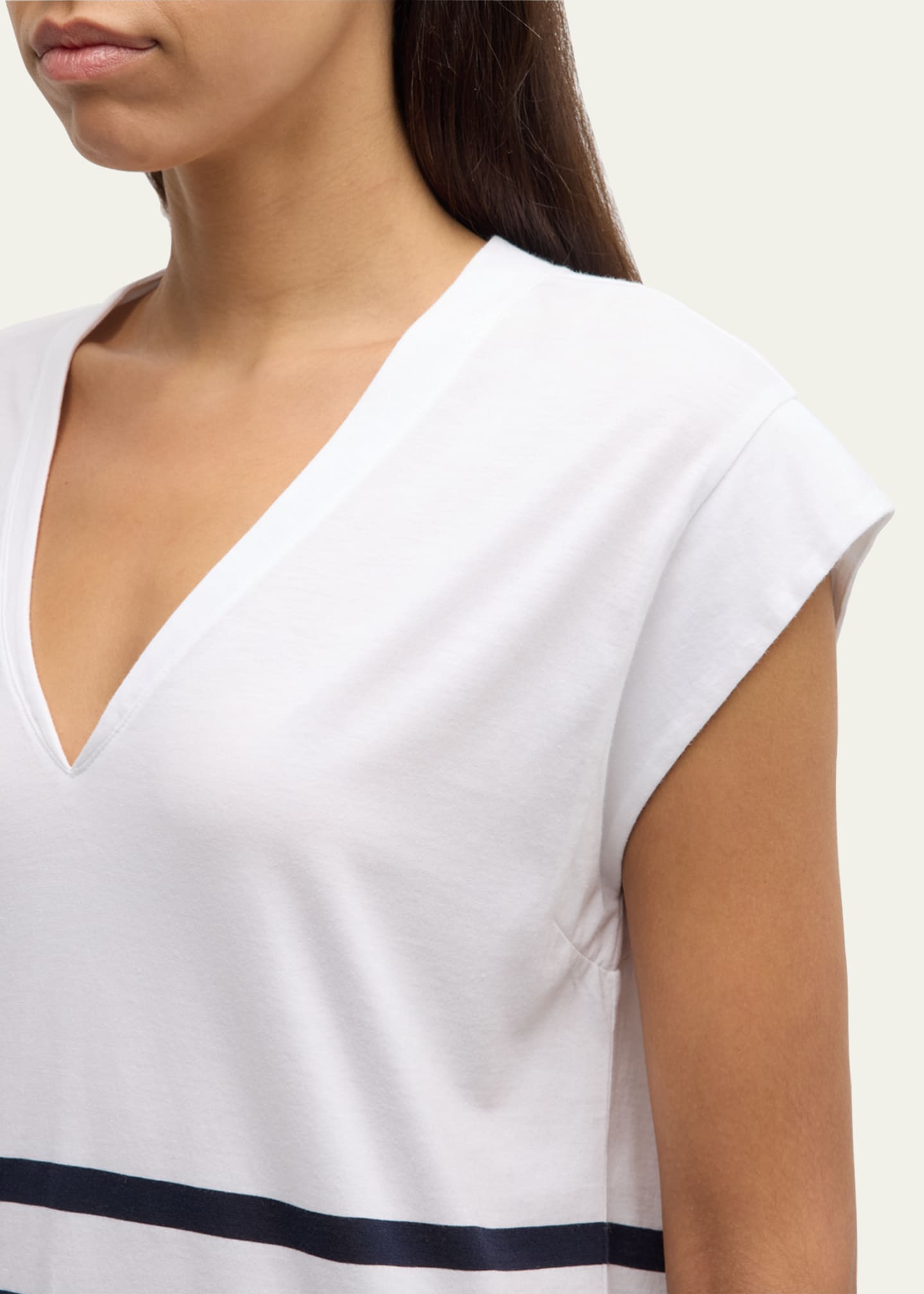 FRAME Le Mid Rise V-Neck Tee Image 5 of 5
