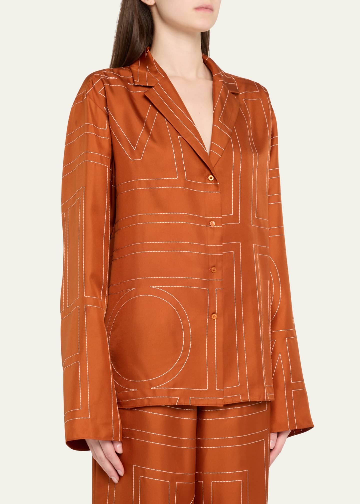 【toteme】モノグラム シルク パジャマ トップ Toteme Monogram Silk Pajama Top - Bergdorf Goodman