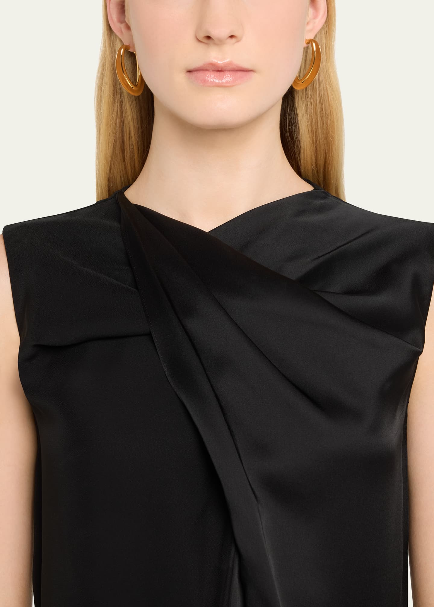 Oscar de la Renta O Disc Hoop Earrings Image 2 of 4