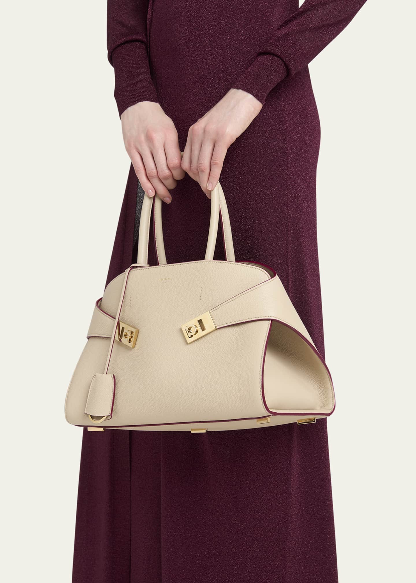 【送料&関税込】Ferragamo Medium Hug Shoulder Bag Ferragamo Hug Shoulder Bag | italist