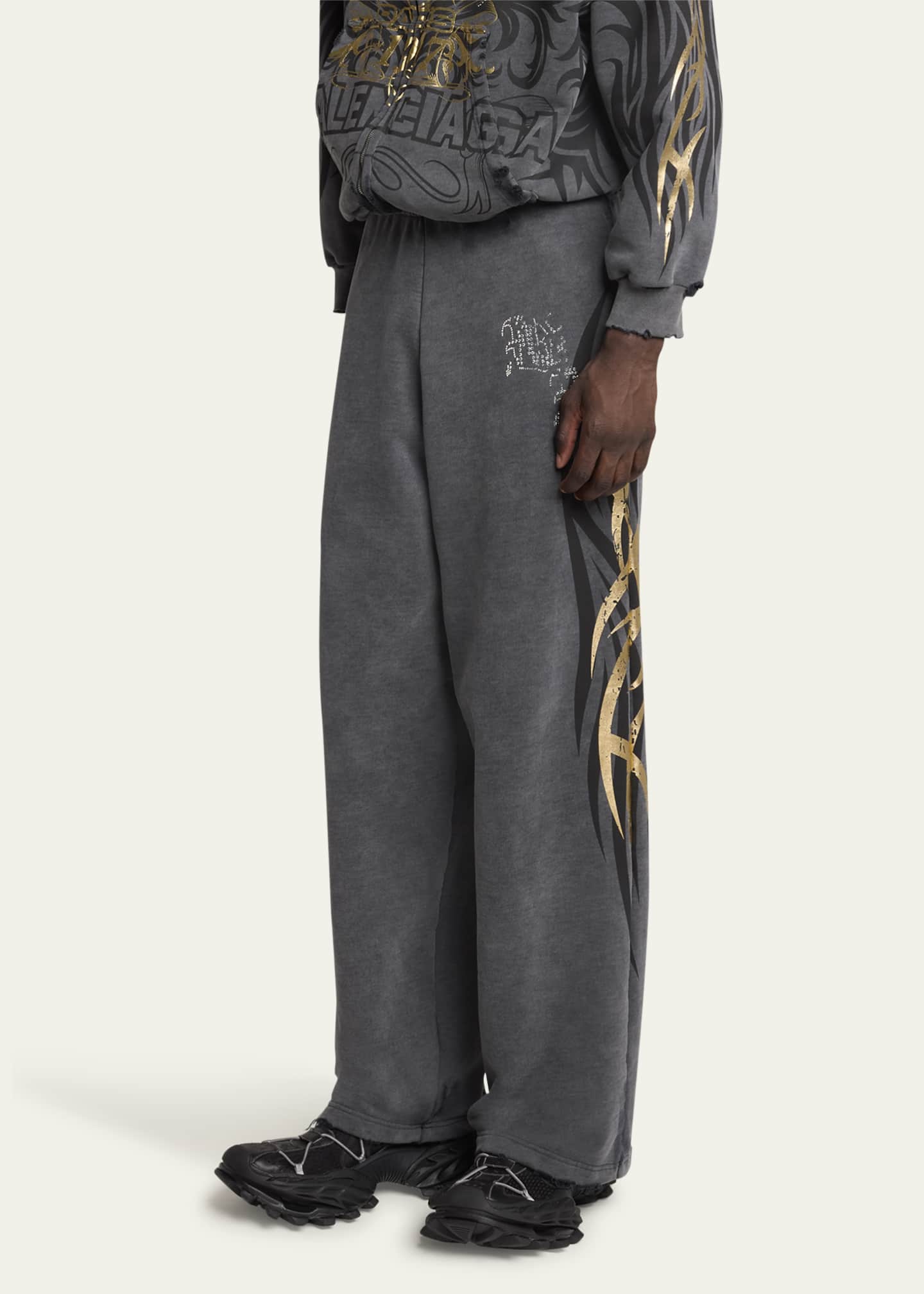 ［BALENCIAGA ］Tacky Tattoo フレア スウェットパンツ Balenciaga Men's Terry Metallic Tattoo Flare Sweatpants