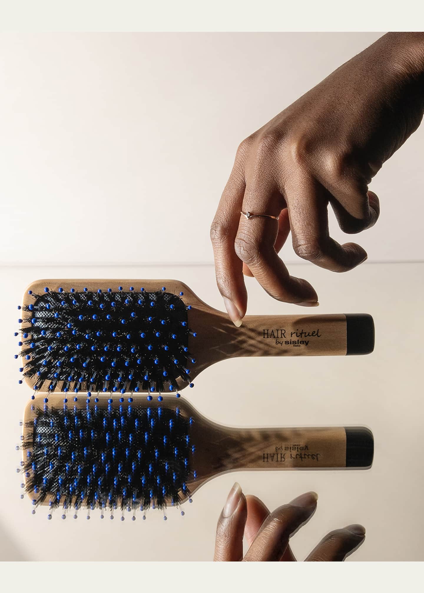 Sisley Paris The Pocket Brush Radiance Softness Image 2 of 4
