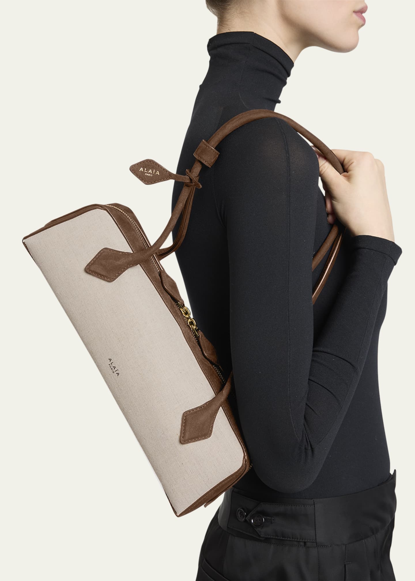 【関税&送料込】Alaia Alaia Le Teckel Medium Shoulder Bag AlaïA Le Teckel Medium Shoulder Bag - White | Editorialist