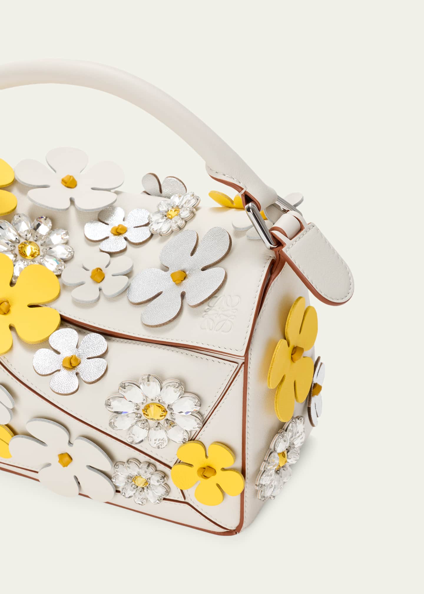 LOEWE Paula & Mopriz チノパンアイボリー Loewe x Paula's Ibiza Puzzle Daisy Top-Handle Bag in Leather