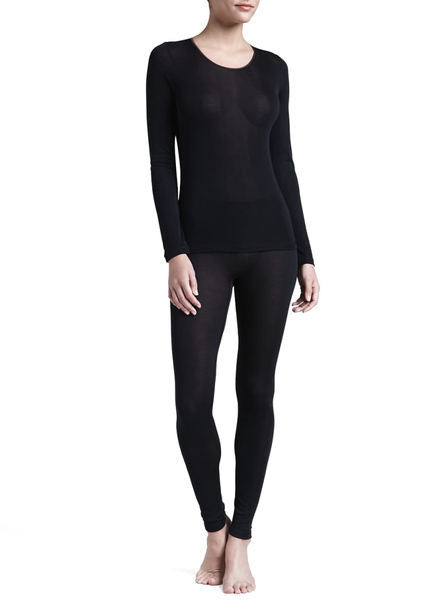 black shirt and black leggings